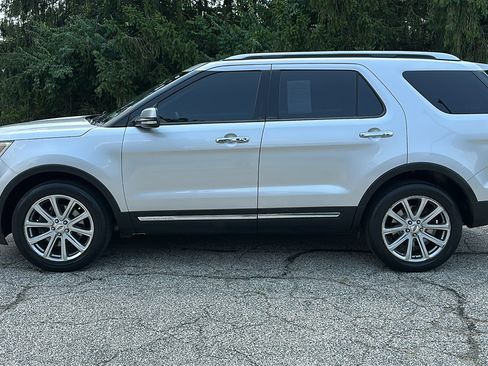 Used 2017 Ford Explorer Limited w/ Equipment Group 303A AWD/4WD image 28