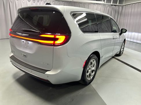 Used 2024 Chrysler Pacifica Limited image 7