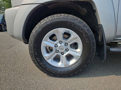 Used 2011 Toyota Tacoma 4x4 Double Cab w/ SR5 Pkg #2 image 9
