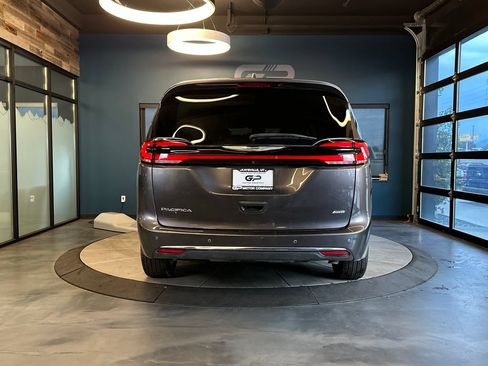 Used 2021 Chrysler Pacifica Touring-L AWD/4WD image 4