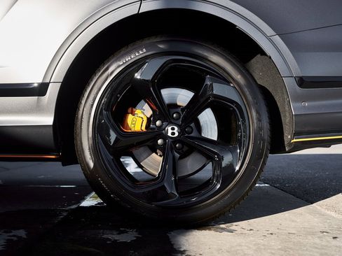 Used 2025 Bentley Bentayga image 19