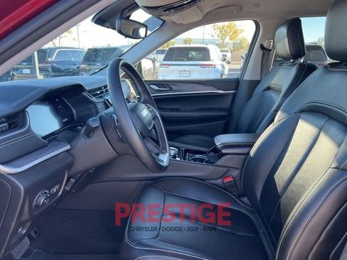 Used 2023 Jeep Grand Cherokee Limited w/ Black Appearance Package image 31