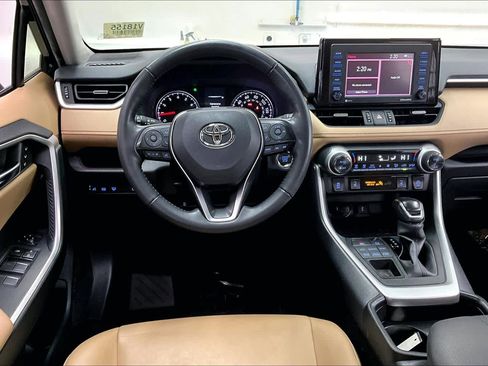 Used 2020 Toyota RAV4 XLE Premium image 8