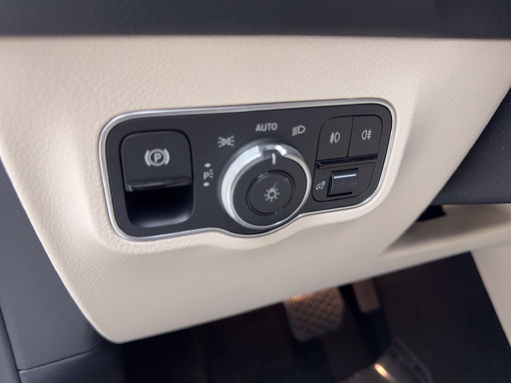 Used 2025 Mercedes-Benz GLB 250 w/ Exclusive Package image 54