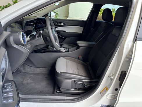 Used 2025 Chevrolet Trax LT FWD image 36