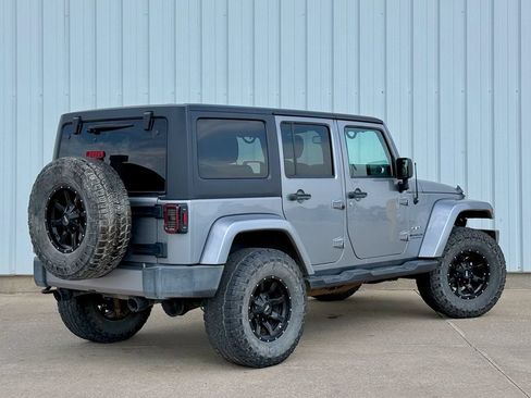 Used 2017 Jeep Wrangler Unlimited Sahara AWD/4WD image 6