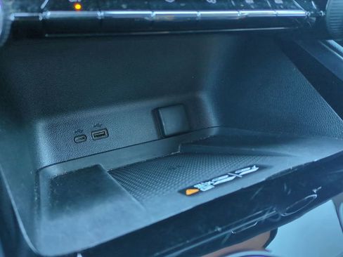 Used 2025 Chevrolet Traverse LT image 28