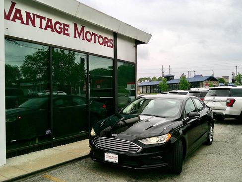 Used 2017 Ford Fusion SE w/ Fusion SE Technology Package FWD image 1