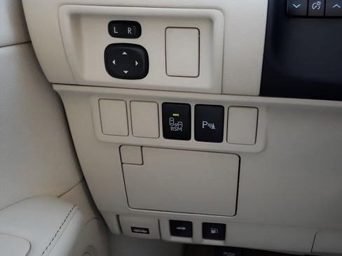 Used 2013 Lexus ES 300h w/ Luxury Pkg image 26