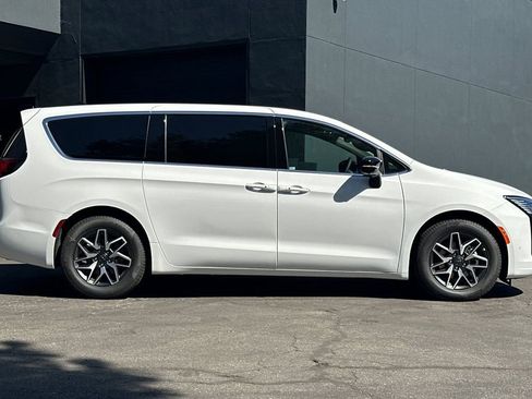 New 2027 Chrysler Pacifica Limited FWD image 3
