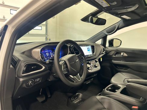 New 2026 Chrysler Pacifica Select image 17