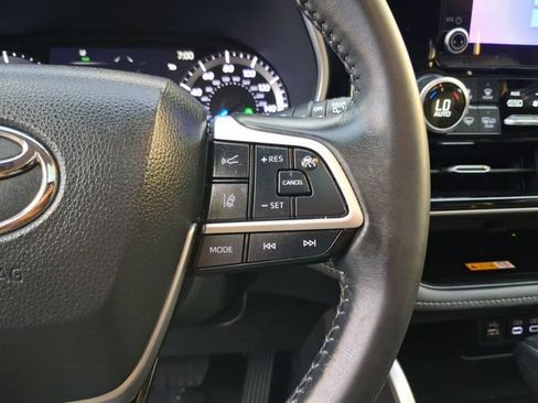 Used 2023 Toyota Highlander XLE FWD image 19
