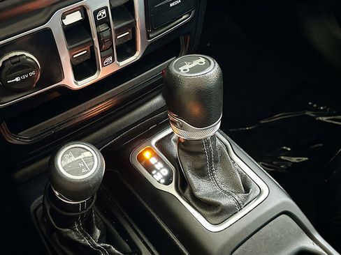 Used 2018 Jeep Wrangler Unlimited Sahara image 17