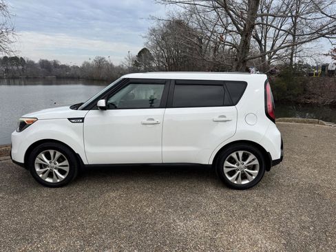 Used 2016 Kia Soul + image 10