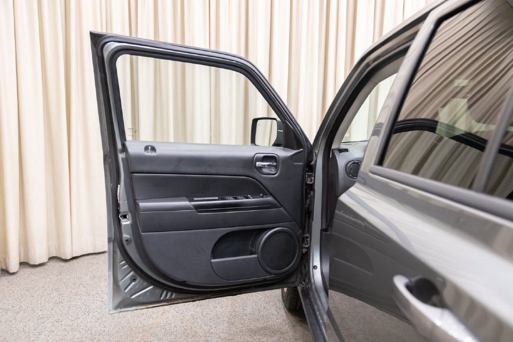 Used 2013 Jeep Patriot Latitude w/ Sun/Sound Group FWD image 8