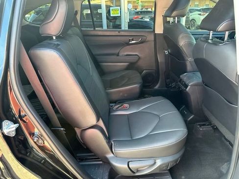 Used 2021 Toyota Highlander XLE AWD/4WD image 20