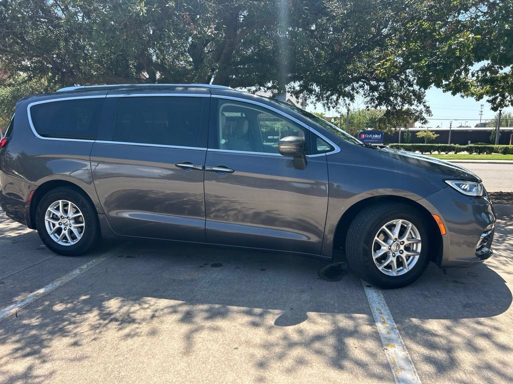 Used 2021 Chrysler Pacifica Touring-L FWD image 8