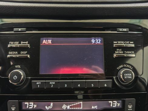 Used 2017 Nissan Rogue SV image 39