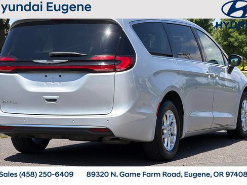 Used 2023 Chrysler Pacifica Touring-L FWD image 3