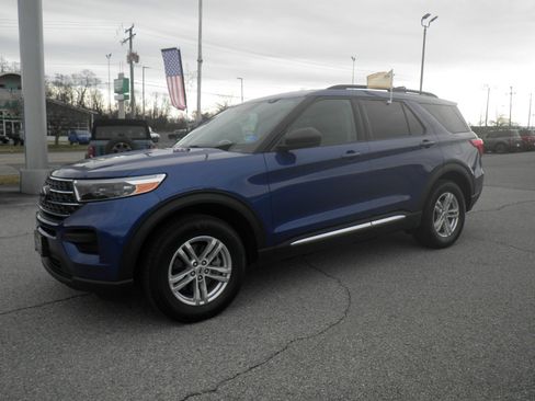 Certified 2022 Ford Explorer XLT w/ Class IV Trailer Tow Package image 3