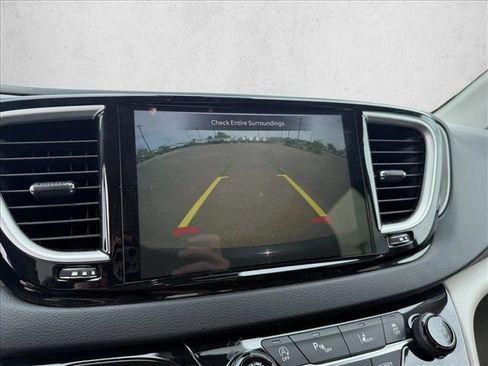 Used 2023 Chrysler Pacifica Touring-L FWD image 13