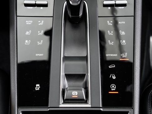 Used 2025 Porsche Macan image 21