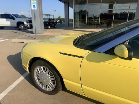 Used 2002 Ford Thunderbird RWD image 9
