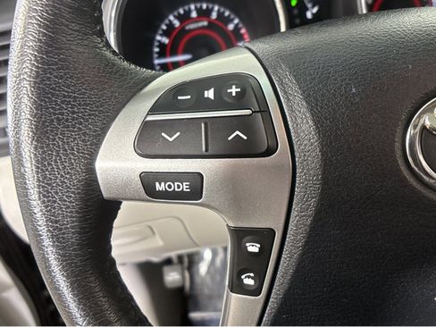 Used 2012 Toyota Highlander SE image 26