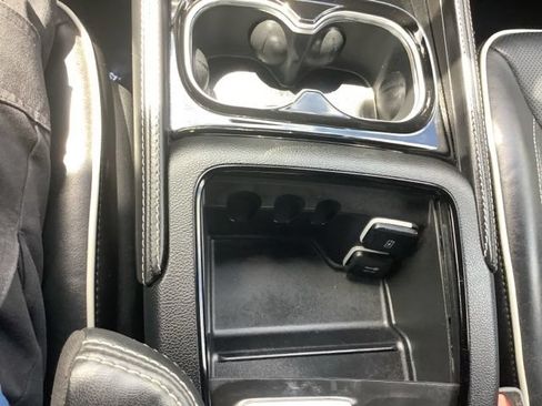 Used 2025 Chrysler Pacifica Limited FWD image 27