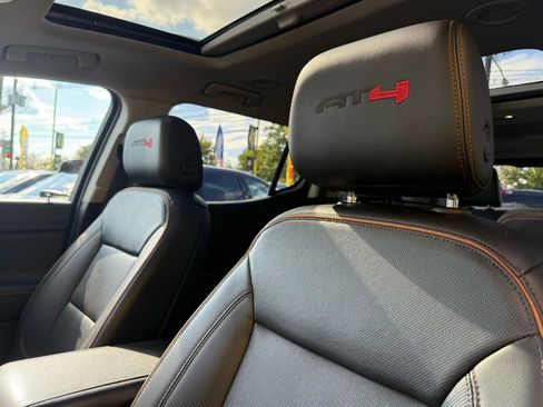 Used 2022 GMC Acadia AT4 w/ Technology Package image 9