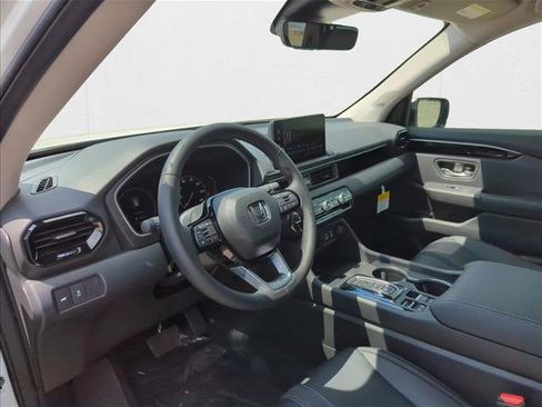 New 2025 Honda Pilot Touring image 3