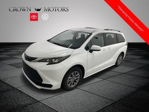 Used 2026 Toyota Sienna LE FWD image 3