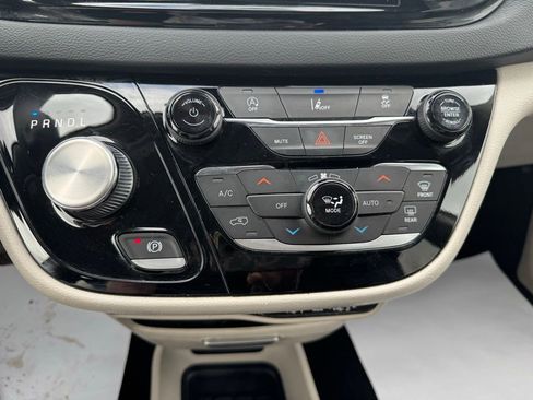 Used 2022 Chrysler Pacifica Touring-L image 25