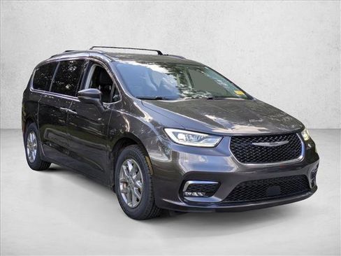 Used 2022 Chrysler Pacifica Touring-L image 8