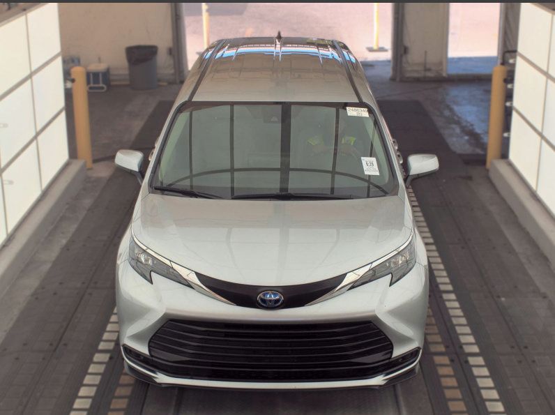 Used 2025 Toyota Sienna LE FWD image 6