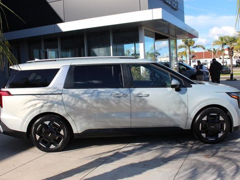 Certified 2025 Kia Carnival EX image 10