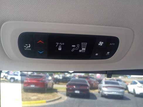 Used 2023 Chrysler Pacifica Touring-L image 12