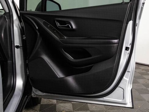 Used 2021 Chevrolet Trax LT image 39