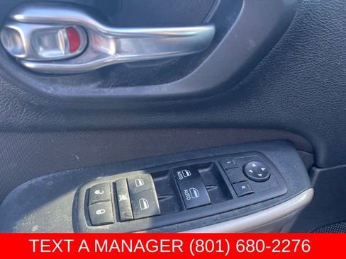 Used 2017 Jeep Cherokee Latitude w/ Cold Weather Group AWD/4WD image 14