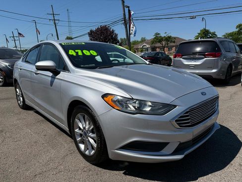 Used 2017 Ford Fusion SE w/ Fusion SE Technology Package FWD image 3