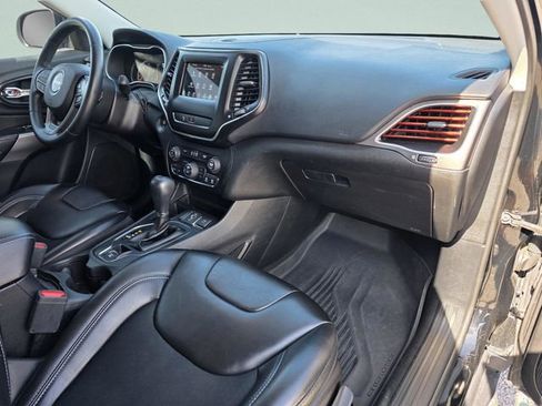 Used 2019 Jeep Cherokee Latitude Plus w/ Comfort/Convenience Group image 17