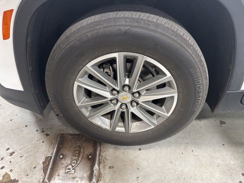 Used 2023 Chevrolet Traverse LT image 10