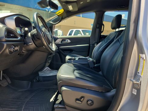 Used 2019 Chrysler Pacifica Touring-L Plus w/ Advanced Safetytec Group FWD image 12