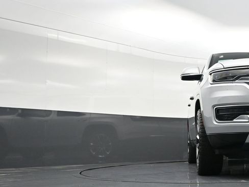 Used 2022 Jeep Wagoneer Series III w/ Premium Group I image 30