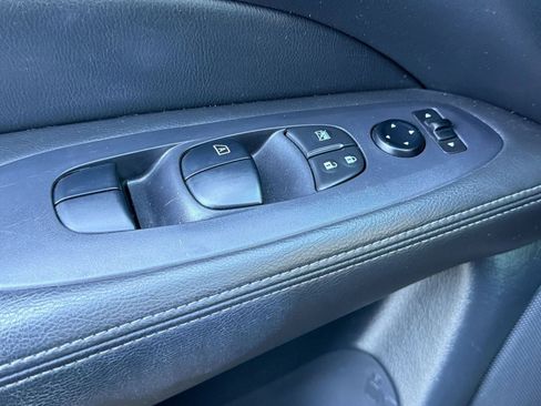 Used 2020 Nissan Pathfinder S image 20