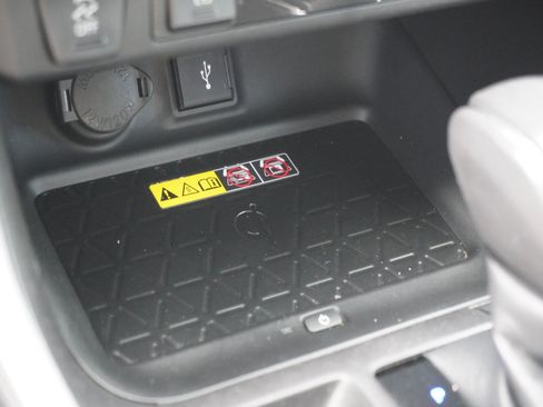 Used 2022 Toyota RAV4 XLE Premium AWD/4WD image 27