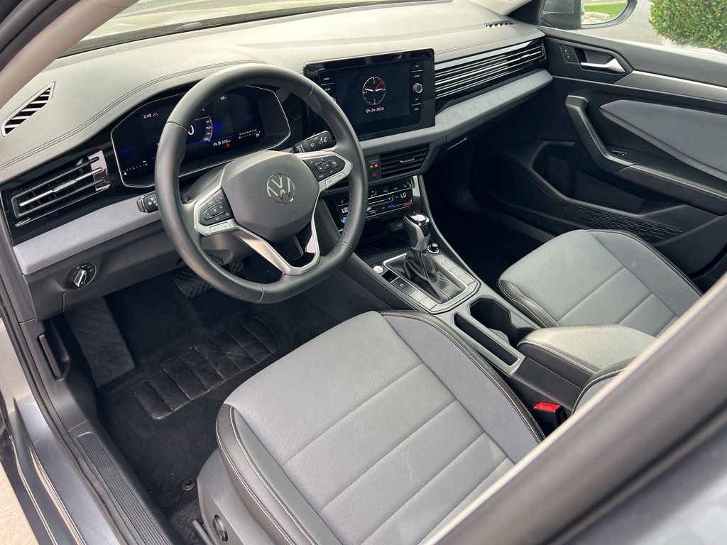 Used 2025 Volkswagen Jetta SE FWD image 17