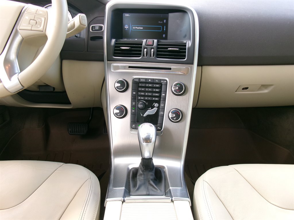 Used 2013 Volvo XC60 3.2 FWD image 32