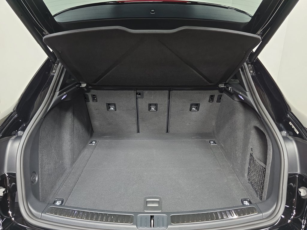Certified 2023 Porsche Macan AWD/4WD image 25