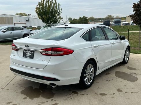 Used 2017 Ford Fusion SE w/ Fusion SE Technology Package image 6